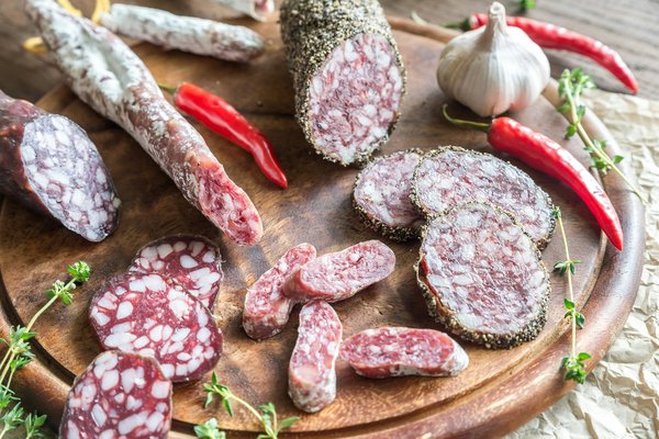 Découvrez les meilleures boxes de saucisson artisanal à essayer.